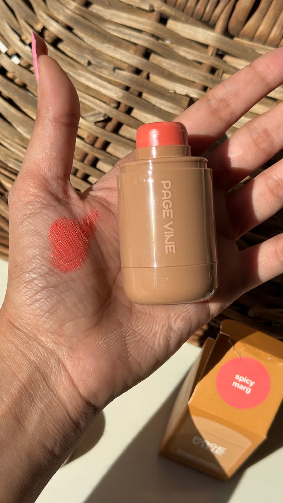 PAGE VINE Pocket Blush Rotating Shape. BLUSH DE POCHE.