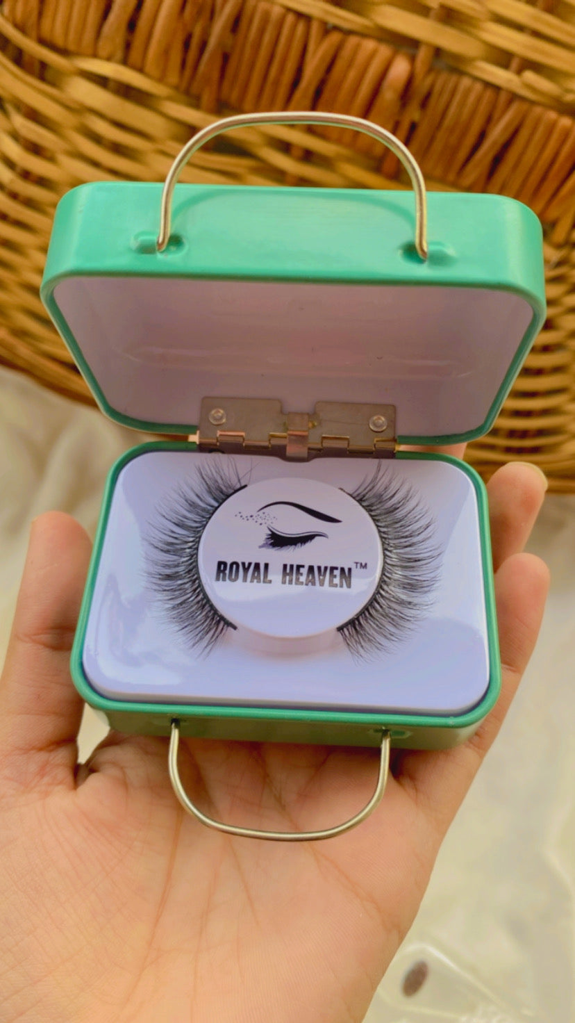 Kawaii suitcase eyelashes