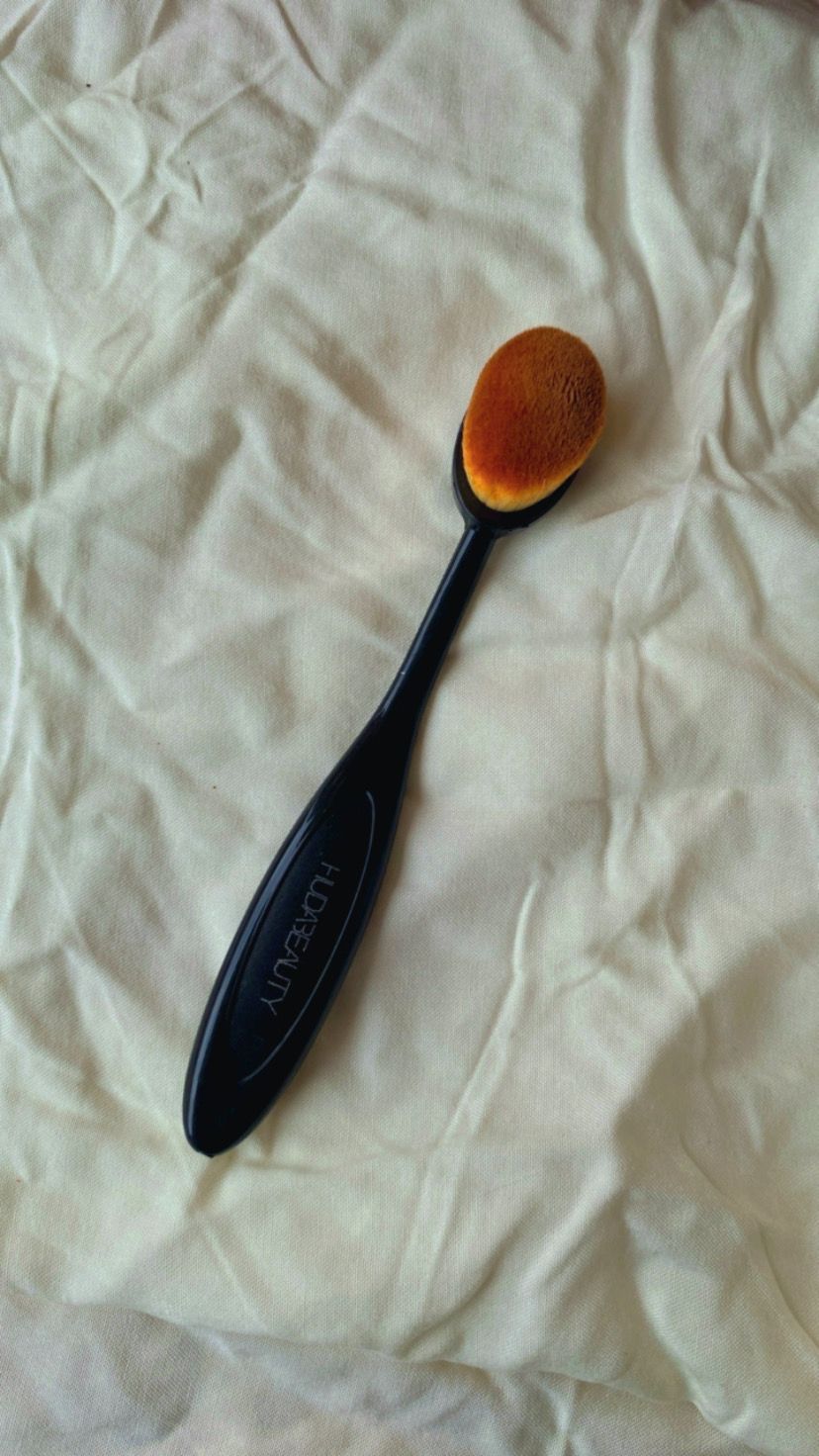 Oval Foundation Brush with Handle