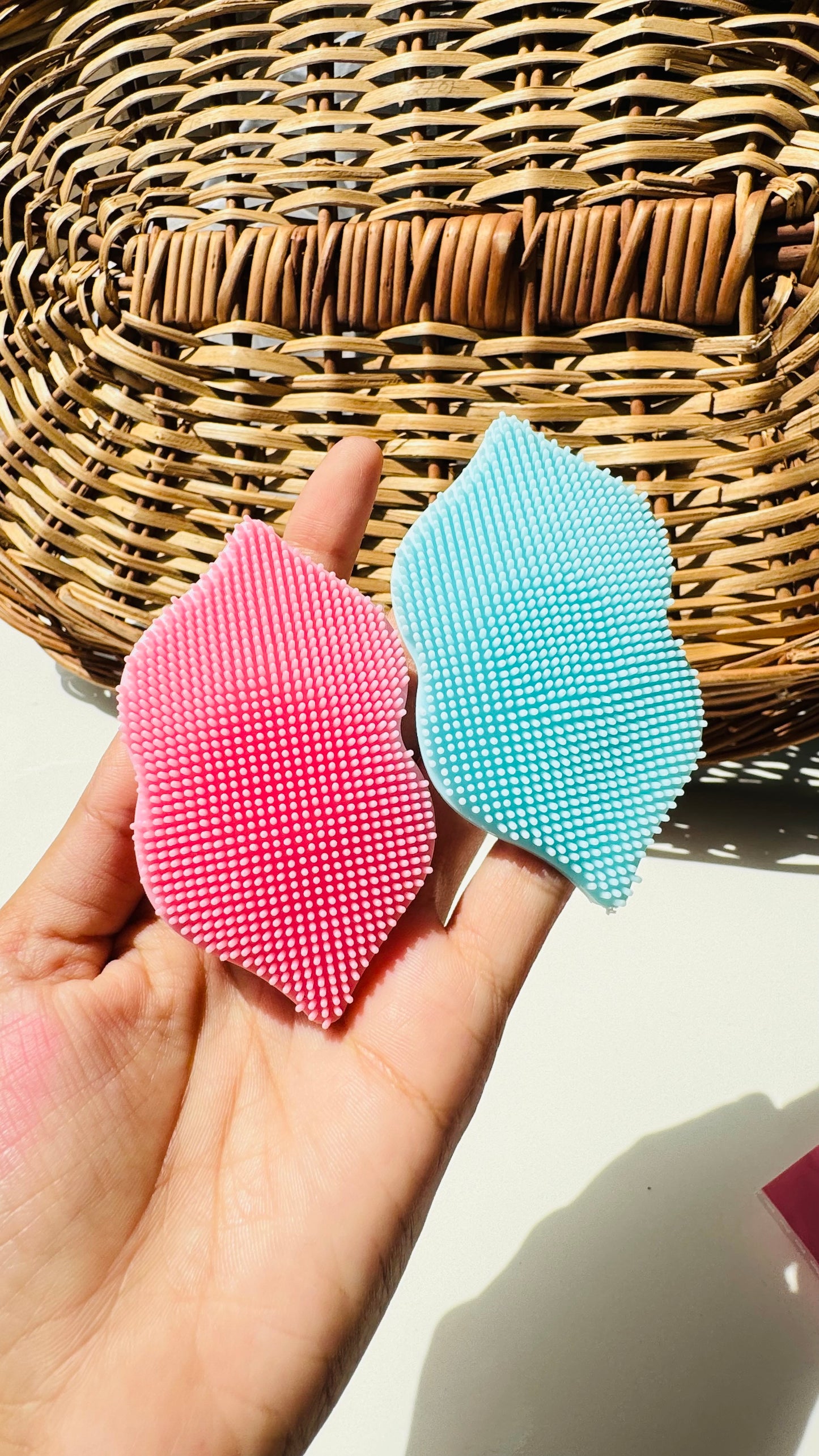 Lip shape face scrubber