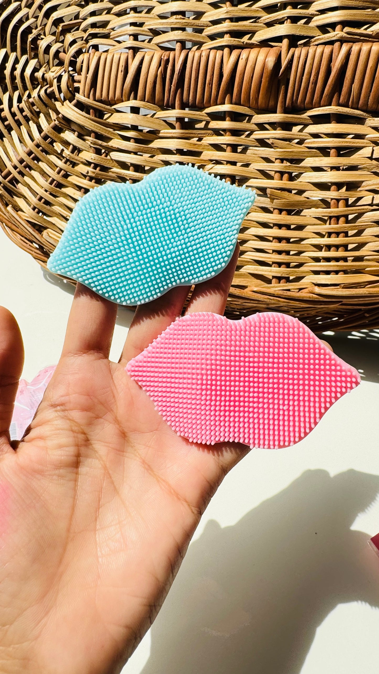 Lip shape face scrubber